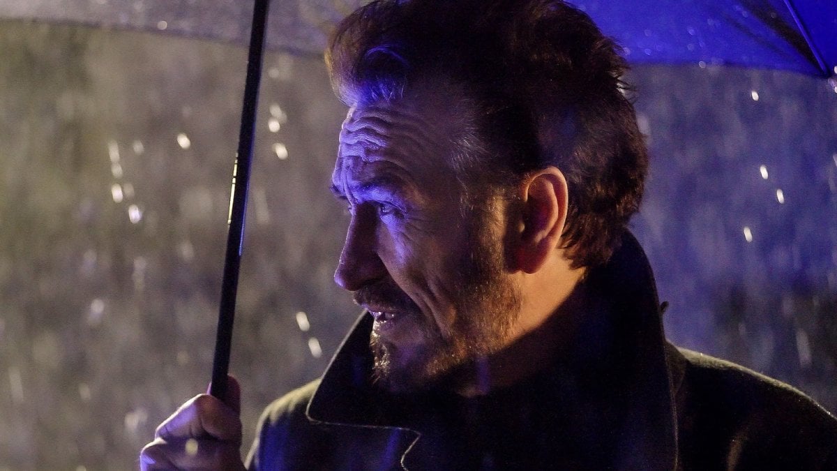 Rocco Schiavone stasera in replica su Rai 2: nell