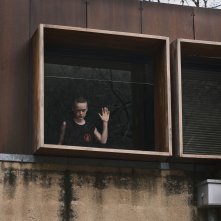 Bring Her Back - Torna da me: Jonah Wren Phillips alla finestra