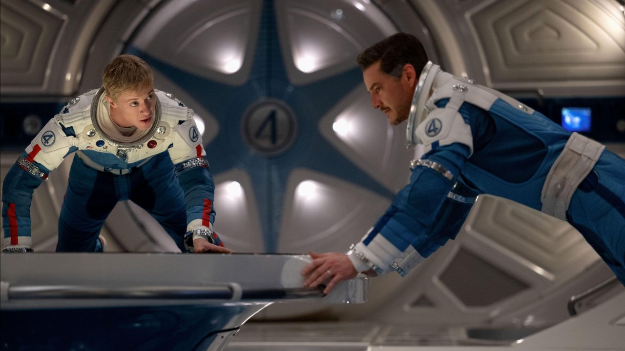 Joseph Quinn e Pedro Pascal fluttuano nello spazio