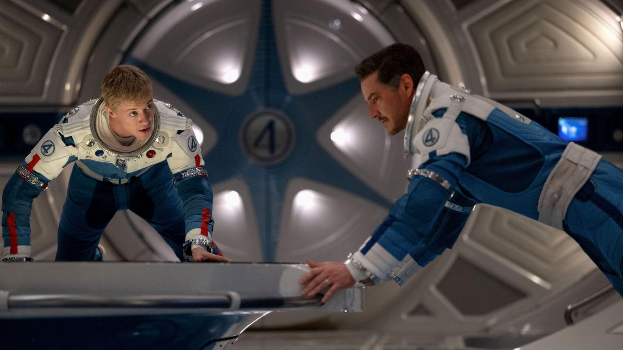 Joseph Quinn e Pedro Pascal in una scena spaziale de I fantastici 4: Gli Inizi
