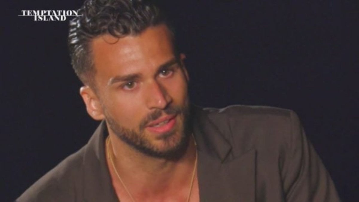 Temptation Island, Rosario perde il controllo: distrutta la porta del bagno dopo il video di Lucia e Andrea Temptation Island, Rosario perde il controllo: distrutta la porta del bagno dopo il video di Lucia e Andrea