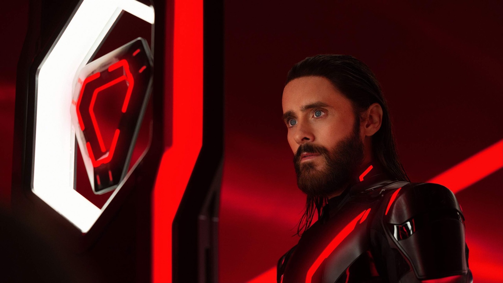 Tron: Ares, Jared Leto in un'immagine dal trailer