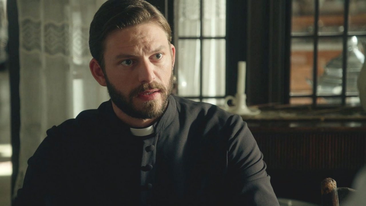 Padre Samuel è interpretato da Daniel Schröder