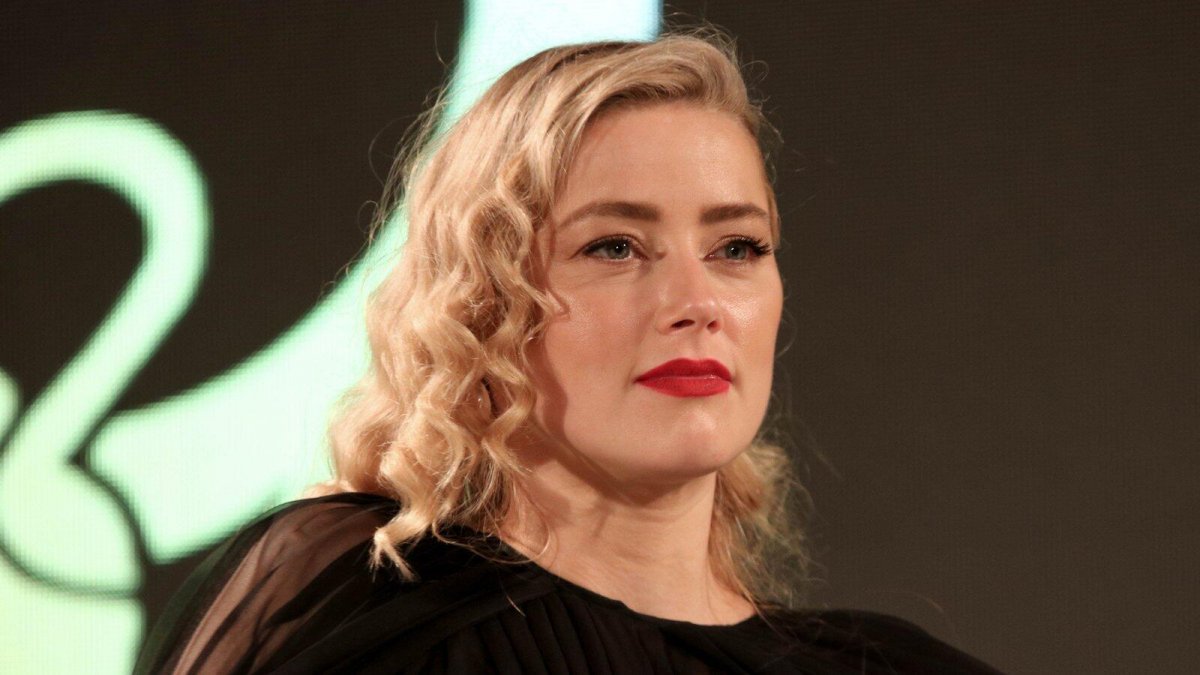 Amber Heard torna in scena dopo il caos mediatico: “Toccata dall’affetto dei fan” Amber Heard torna in scena dopo il caos mediatico: “Toccata dall’affetto dei fan”