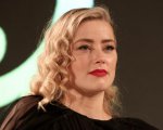 Amber Heard torna in scena dopo il caos mediatico: “Toccata dall’affetto dei fan”