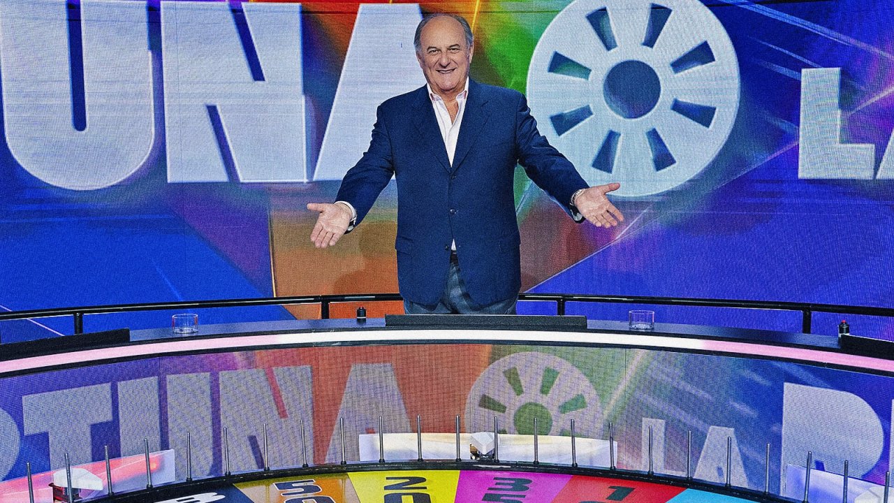 Gerry Scotti conduce La Ruota della Fortuna 2025 su Canale5.