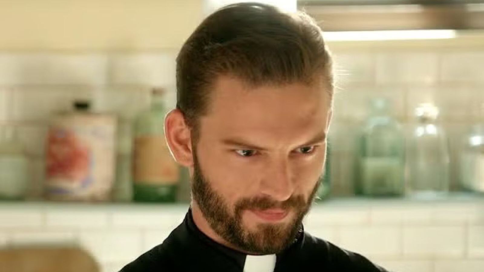Padre Samuel è interpretato da Daniel Schröder