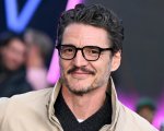 Pedro Pascal getta un liquido misterioso: fan in delirio per le foto virali da Los Angeles
