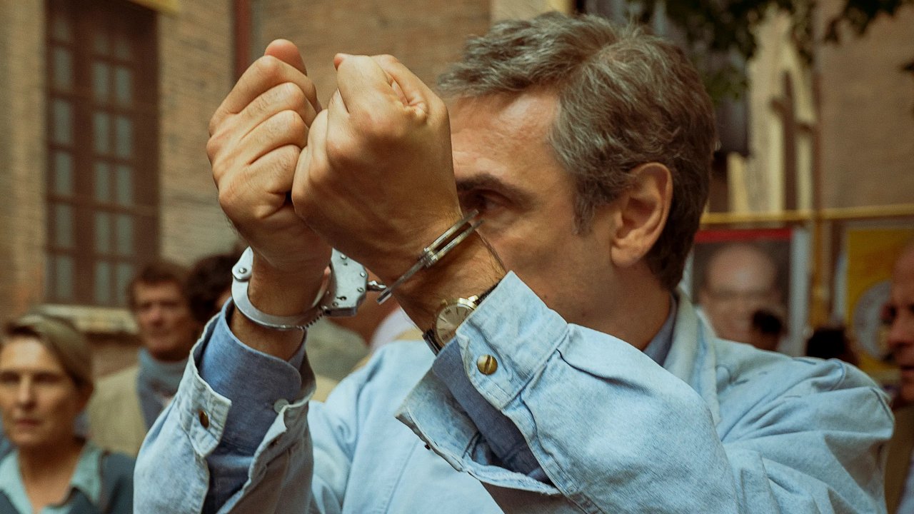 Fabrizio Gifuni in manette