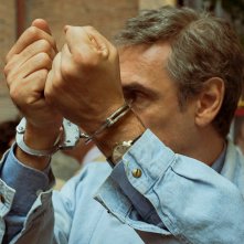 Portobello: Fabrizio Gifuni in manette nei panni di Enzo Tortora nella prima foto della serie HBO Max.