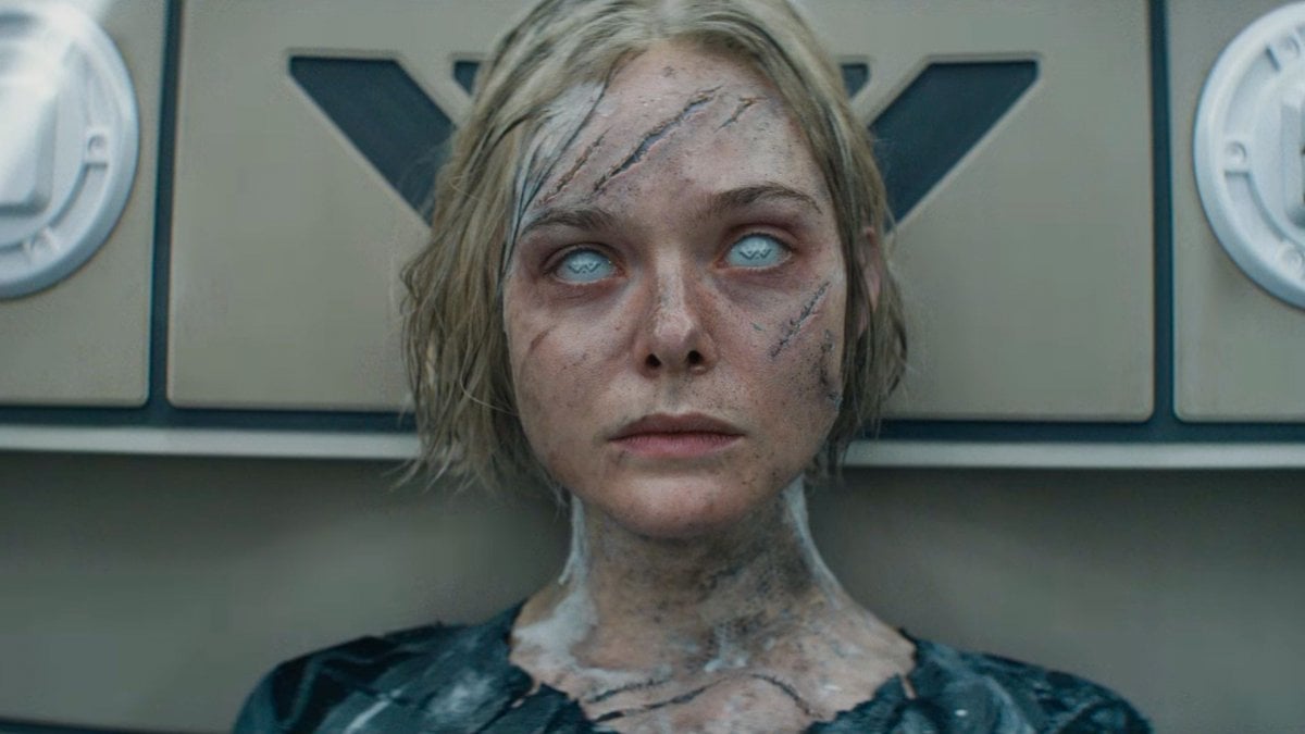 Predator: Badlands, nuove connessioni con Alien svelate nel cupo trailer con Elle Fanning