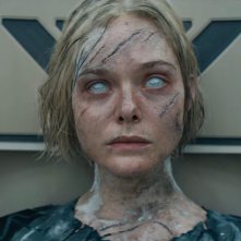 Predator: Badlands, un inquietante primo piano di Elle Fanning