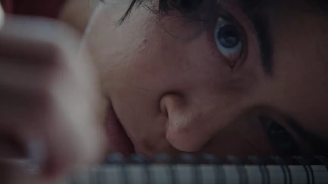 Primissimo piano di Tatiana Maslany in Keeper