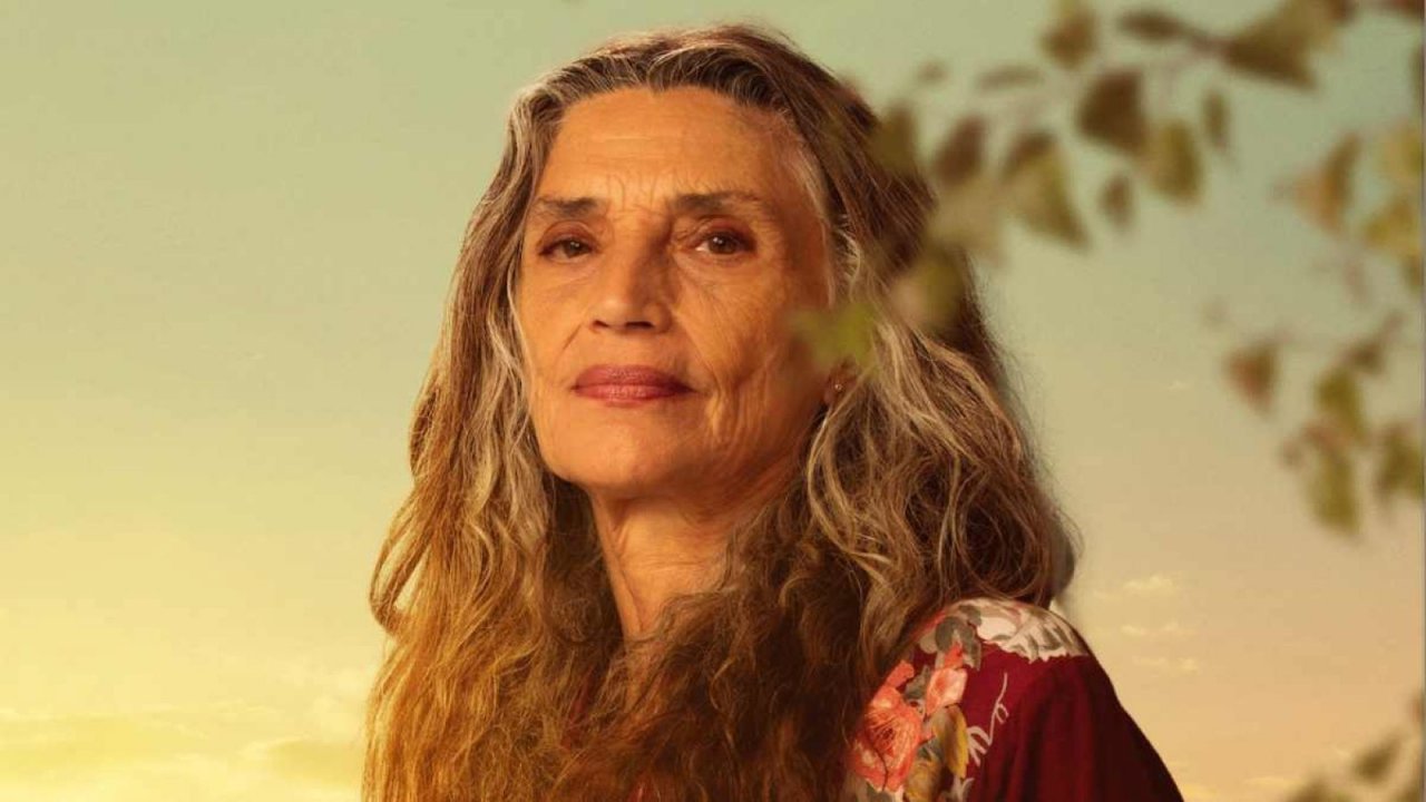 Laura, interpretata da Ángela Molina