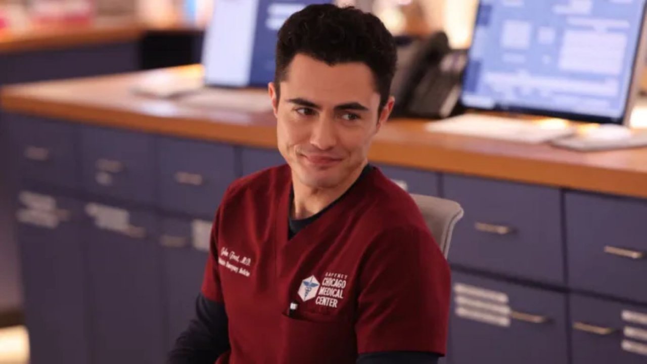 Darren Barnet nel ruolo del dottor John Frost