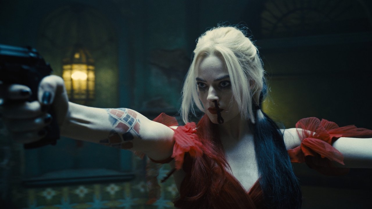 Margot Robbie è Harley Quinn in una scena di The Suicide Squad