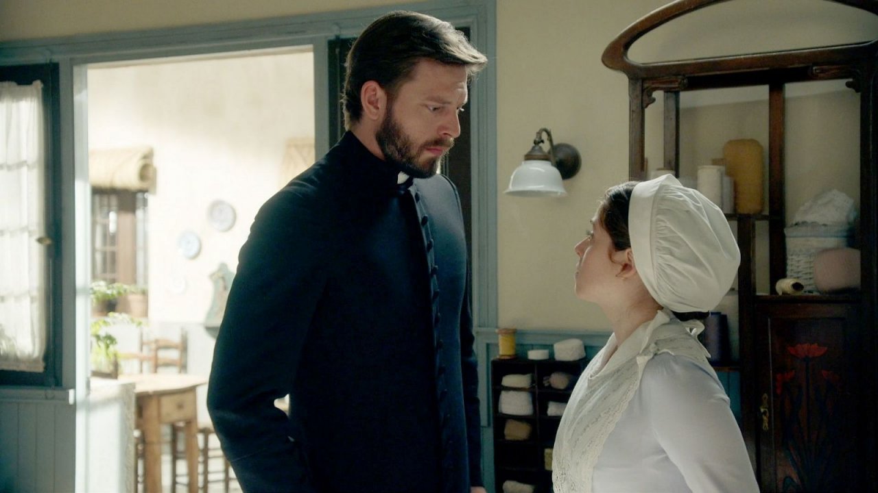 La Promessa anticipazioni 25 luglio: Padre Samuel ruba un crocifisso, Maria lo sorprende