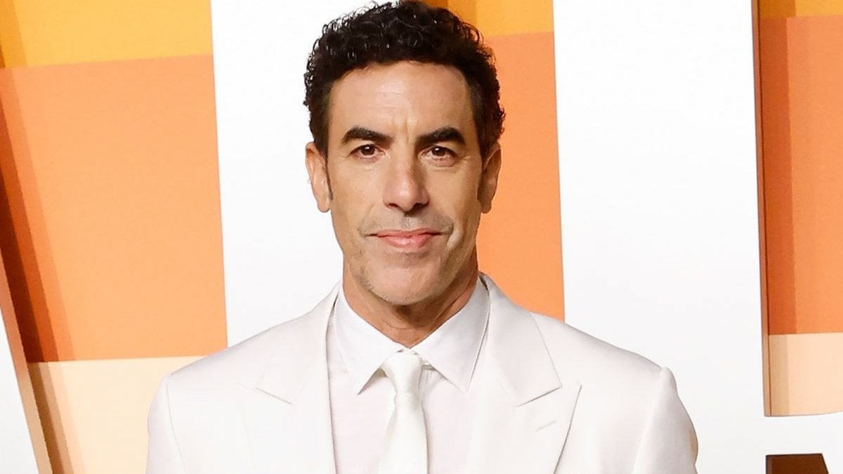 sacha baron cohen le foto della trasformazione fisica per diventare mephisto sono virali online