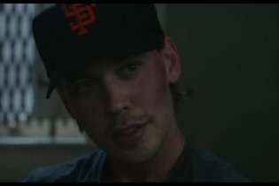 Una scomoda circostanza - Caught Stealing - Trailer italiano del crime di Darren Aronofsky con Austin Butler e Matt Smith