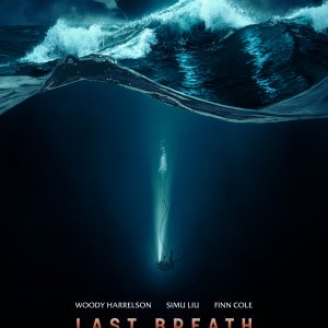 Last Breath: il poster italiano del thriller con Woody Harrelson e Simu Liu