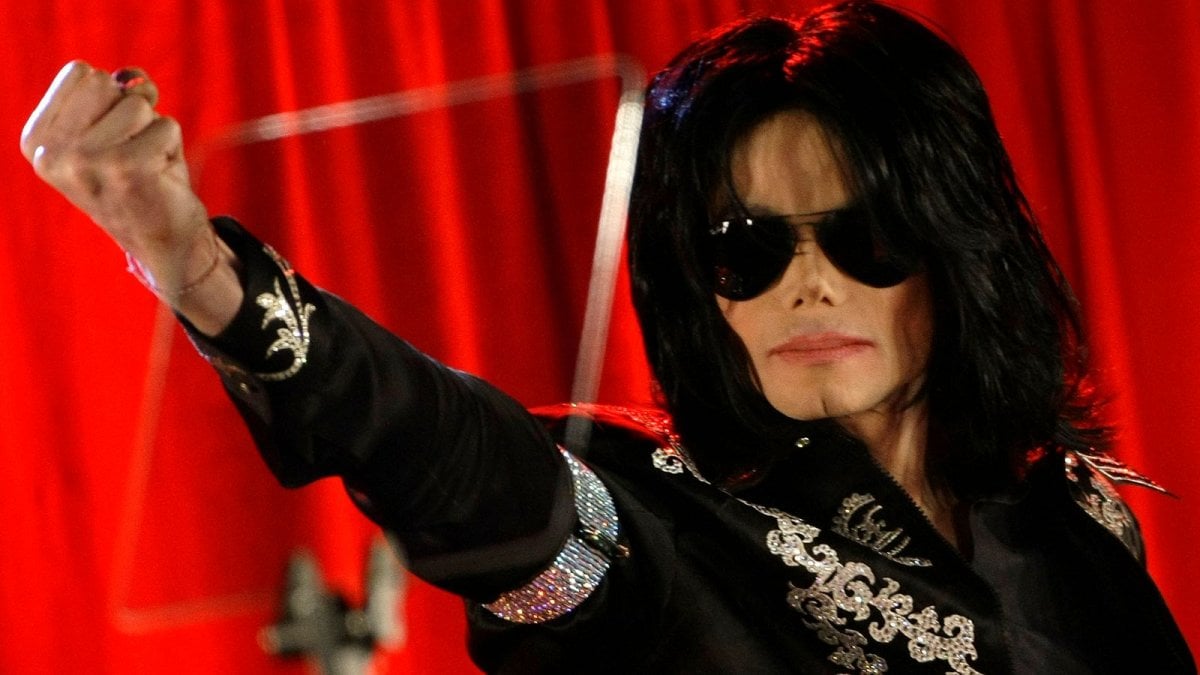Michael Jackson, il biopic "Michael" sarà edulcorato: tagliati gli anni più controversi della sua carriera