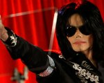 Michael Jackson, il biopic 'Michael' sarà edulcorato: tagliati gli anni più controversi della sua carriera