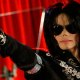 Michael Jackson, il biopic 'Michael' sarà edulcorato: tagliati gli anni più controversi della sua carriera