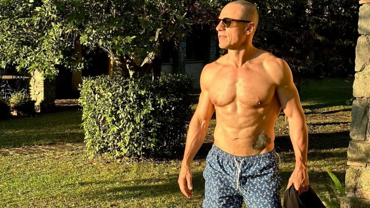 stefano accorsi il trionfo del six pack sulla pancetta sexy 232 lui il simbolo estivo dei perennial italiani