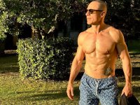 Stefano Accorsi, il trionfo del six-pack sulla 'pancetta sexy': è lui il simbolo estivo dei perennial italiani