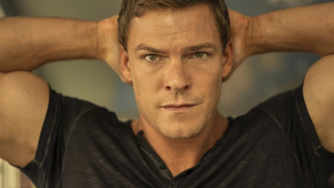 Un ritratto di Alan Ritchson