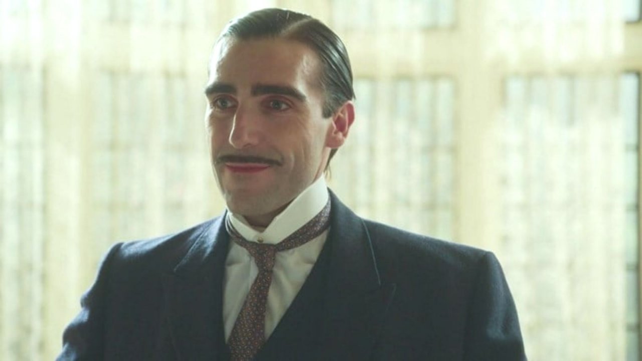 Capitano Don Lorenzo interpretato da Guillermo Serrano