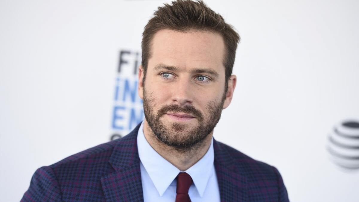 armie hammer torna al cinema eccolo nella prima foto del nuovo film night driver