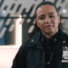 Carra Patterson nel ruolo dell'Agente Kaya Blanke