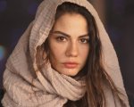 Demet Özdemir da oggi su Canale 5 con Io sono Farah, la nuova soap turca: trama, numero di puntate, cast
