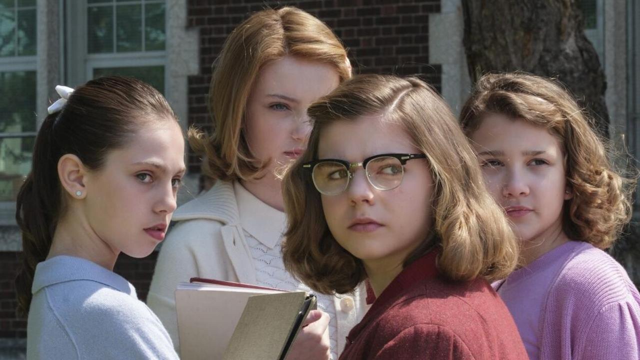 Alcune delle protagoniste di IT: Welcome to Derry fuori da scuola