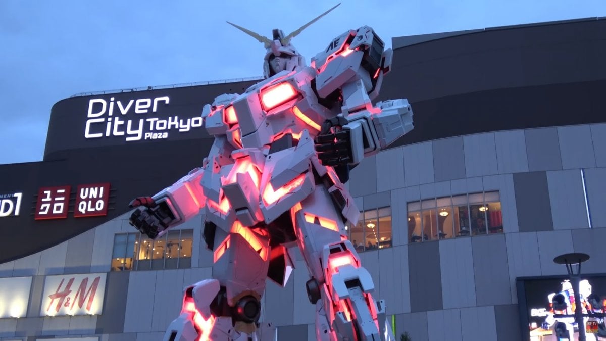 gundam un politico giapponese fa il cosplay del villain della serie viene accusato anche da bandai