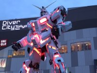 Gundam, un politico giapponese fa il cosplay del villain della serie: viene accusato anche da Bandai