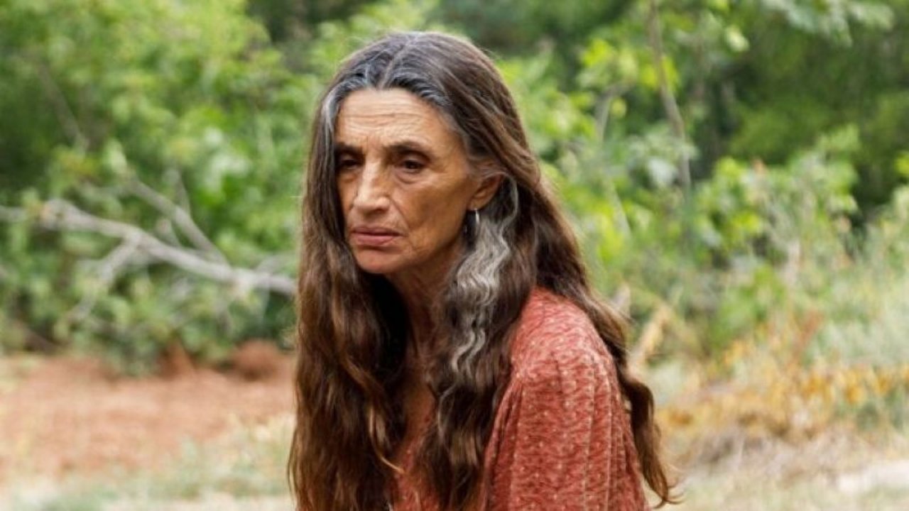 Laura interpretata da Ángela Molina