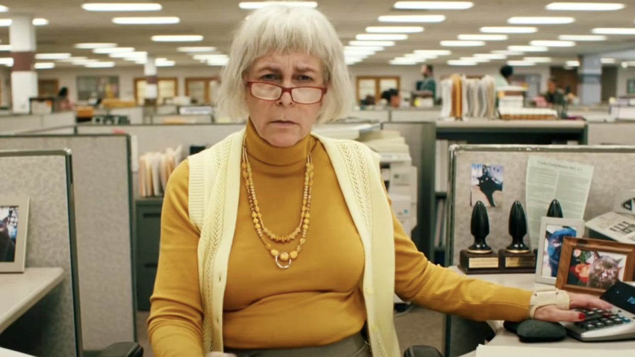 Jamie Lee Curtis in una scena di Everything Everywhere All at Once