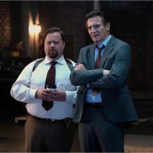 Una pallotola spuntata: Liam Neeson, Paul Walter Hauser in una scena
