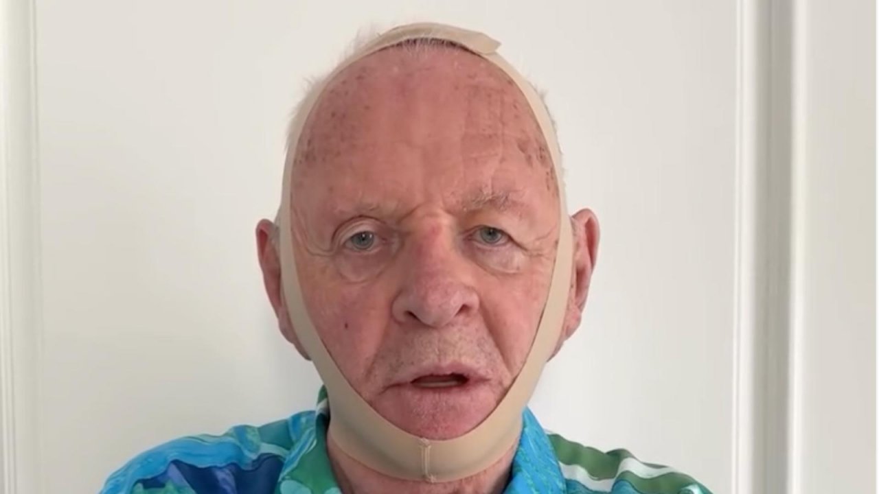 Anthony Hopkins con la maschera viso di Kim Kardashian