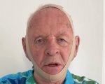 Anthony Hopkins prova la maschera viso di Kim Kardashian, ed è subito Hannibal Lecter