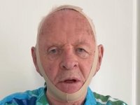 Anthony Hopkins prova la maschera viso di Kim Kardashian, ed è subito Hannibal Lecter