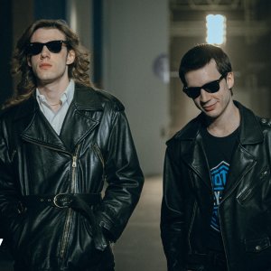 Nord Sud Over Est: la leggendaria storia degli 883, Elia Nuzzolo e Oscar Matteo Giuggioli nella prima foto della stagione w