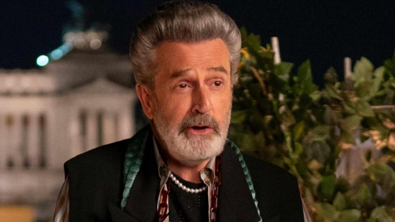 Rupert Everett in una scena di Emily in Paris 4