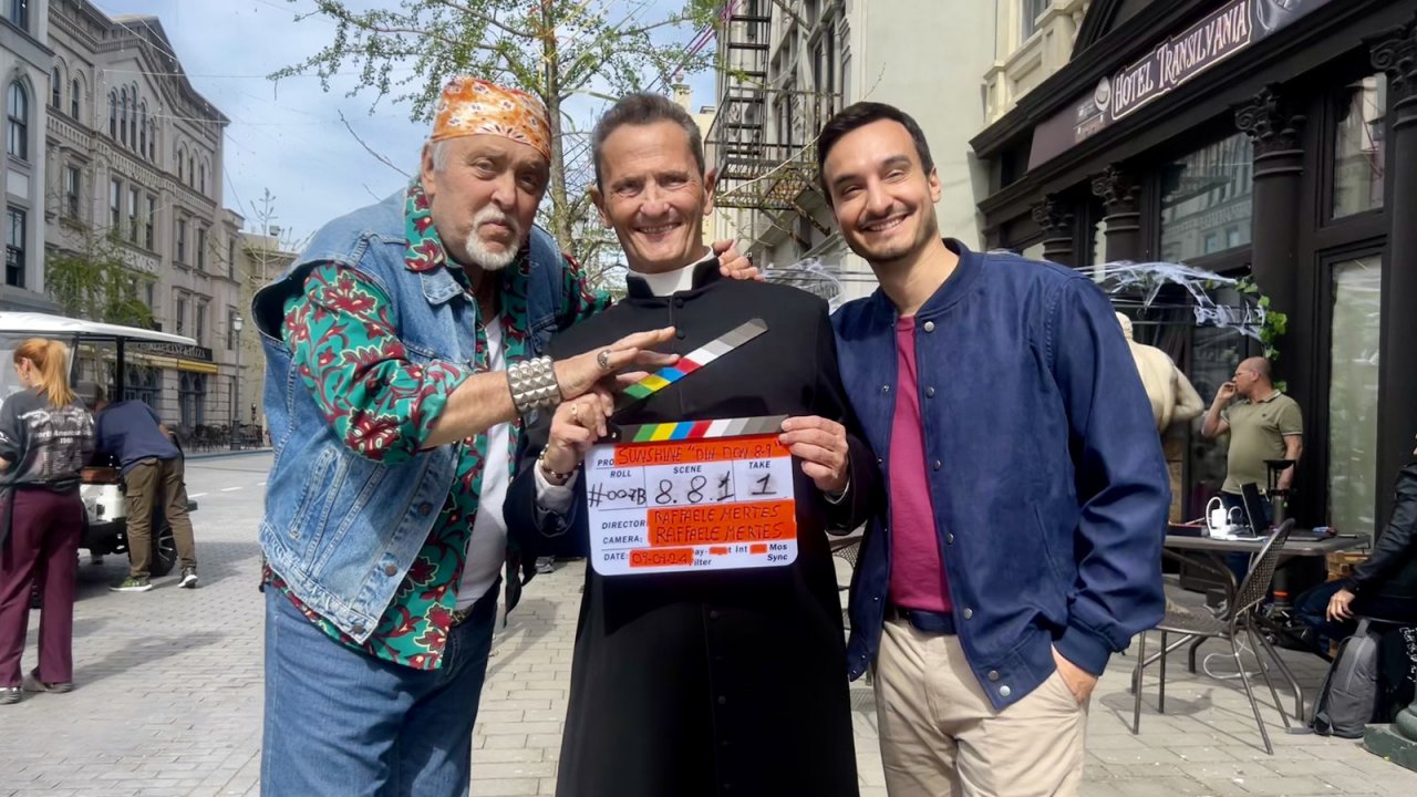 Il cast principale di Din Don 8 durante le riprese