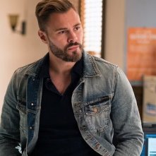 Patrick John Flueger nel ruolo dell'Agente Adam Ruzek