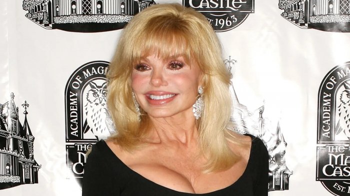 È morta Loni Anderson, icona della tv americana anni ’80: denunciò gli abusi dell'ex marito Burt Reynolds