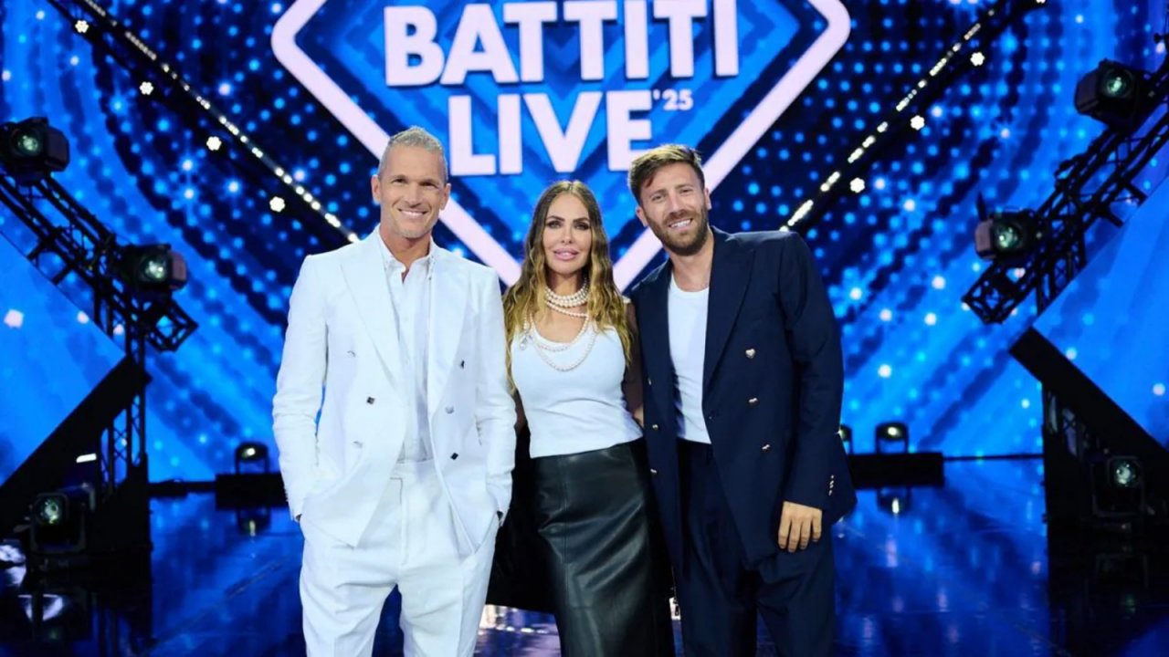 I tre conduttori sul palco di Battiti Live