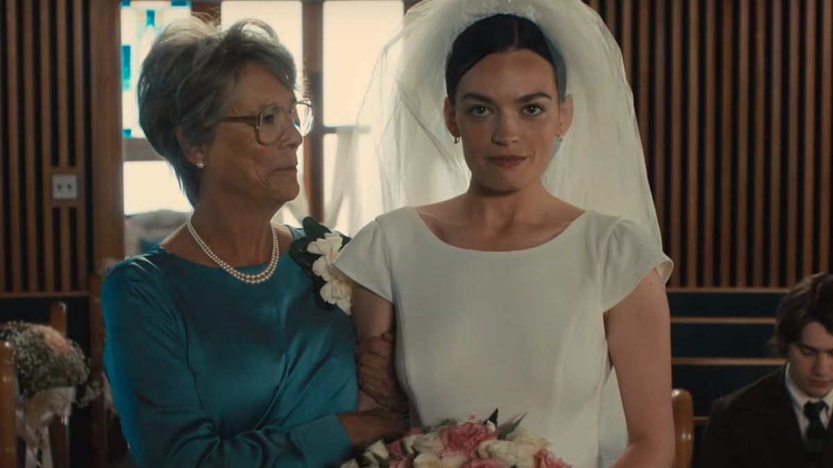 Jamie Lee Curtis ed Emma Mackey alle prese con una famiglia disfunzionale nel trailer di Ella MCCa